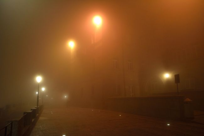 ホテルを出て１０分。<br /><br />まだ50ｍ程しか歩けていない。<br /><br />そんな時だった背中越しに「おはようございます♪」<br />と聴き慣れた日本語の挨拶。<br /><br />同じツアーの方だった。<br />やはり、この幻想的な世界に我慢出来ずにホテルを飛び出したのだろう。<br />