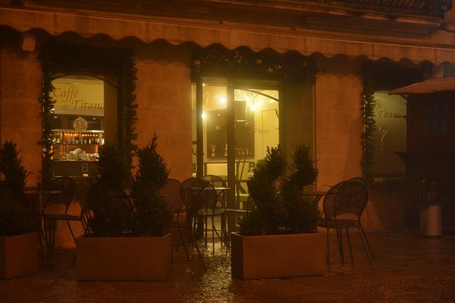 物音がする方を見てみると。<br />朝6：15　このBARは準備を始めていた。<br /><br />