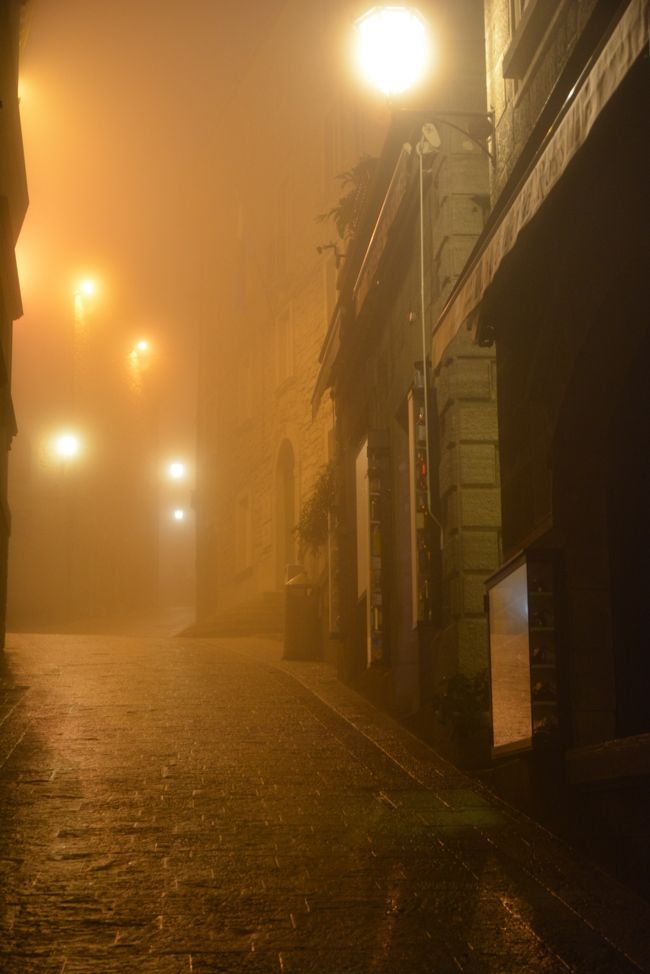 オレンジ色の照明が霧によって拡散する。<br /><br />この様な早朝散歩を経験した事が無いのです。