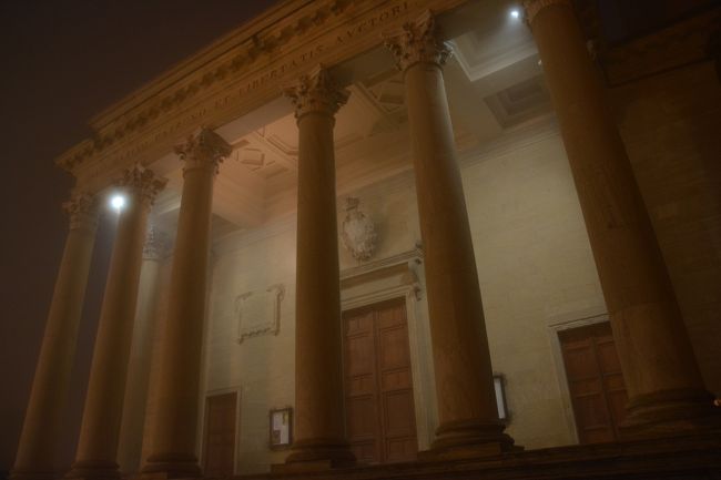 バシリカまで行ったので引き返す事に。<br /><br />もう少し上まで行きたかったのですが、霧に混じり多少雨が振ってきたのです。<br /><br />やはり、この天気だと第二の砦まで行っても朝日は見れなかったなぁ。