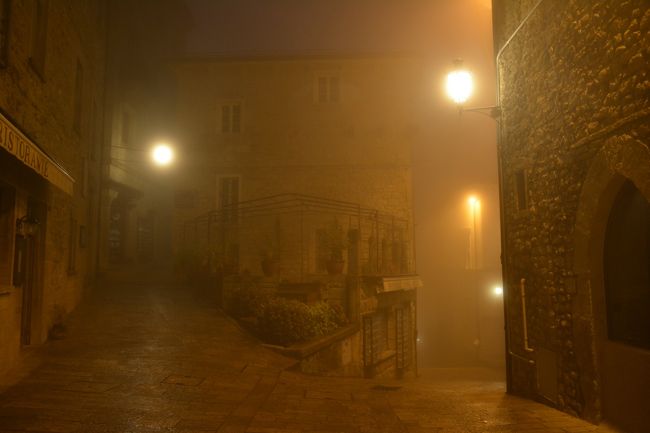 徐々にホテルに近づく。<br /><br />もっとこの街をこの瞬間を楽しみたいのだが。<br />時刻は朝食の７時に近い6：44になっている。<br />毎朝、朝食の会場前で添乗員さんが全員が集まったか確認の作業をしているので、それに遅れちゃァならん！