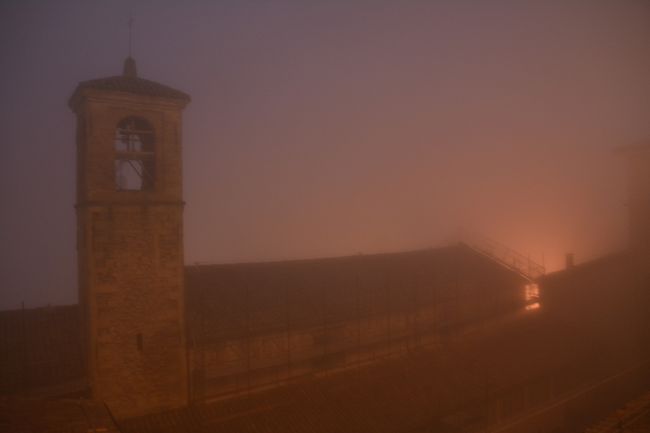 ホテルの近くまで下がって来ると、空が若干明るくなっていました。<br /><br />このスペシャルな時間もそろそろ終わりです。