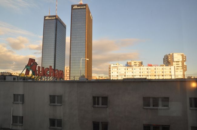 【３日目】１１月５日（水）<br /><br />おはようございます。ホテル　カンパニーレ・パリ・エストの部屋からの景色。<br />朝食を食べ、チェックアウト後、【世界遺産】ルーブル美術館へ。<br />そして【世界遺産】シャルトル大聖堂　　９０キロ移動<br />神秘と奇跡のモンサンミッシェルへ　　３００キロ移動　東京-豊橋間と同じ<br />モンサンミッシェル　泊　予定です。<br />