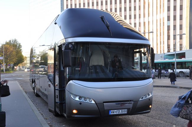 今回のツアーで一番豪華なものは、このバスでした。<br />最終日、ドイツ　デュッセルドルフ空港まで、このバスらしい。<br />どうした？安いツアーなのに、ラッキーです。<br />運転手は、だぶんクリスチャンのクリスチャン。<br />新婚のルーマニア人。<br />このバスは、ドイツバス会社在籍。