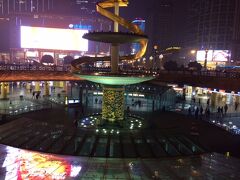 成都・天府広場
成都は大都会でびっくりしました。街の中心部天府広場は吹き抜けになって地下鉄の駅に通じています。