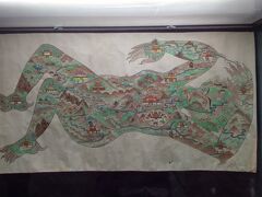 ラサ・チベット博物館
チベットの大地の下には悪魔の女が眠っていて、それを鎮めるために寺を建てたという有名な図