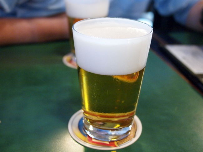 ブラジルについた初日の夜<br />現地人の友だちが連れて行ってくれた<br /><br />　■Bar Do Juarez<br /><br />バーに行こうと誘われたので<br />カウンター席の静かな雰囲気を<br />予想していったらぜんぜん違う<br /><br />ブラジルにはいっぱいバーがあるらしいが<br />どこもしっかりお食事ができる<br />お酒の飲めるレストランのような雰囲気<br /><br />さっそく生ビールで乾杯