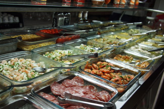 まずは前菜を<br />こちらの前菜バーから好きなだけ取る<br />こういうコーナーがあるお店のことを<br />『バー』というのかもしれない<br /><br />ハムやチーズ、いろんなピクルス<br />それ以外にもマカロニとかもいろいろある。<br /><br />好きなだけ取って計りに乗せる<br />内容関係なく重さで値段が決まる。