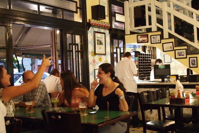 お店にはいったのはまだ７時ころだったので<br />そんなにお客さん多くなかったけれど<br />それでもさすがブラジル人<br />周りのお客さんたちは<br />みんなすごくノリまくってて楽しそう<br /><br />そして、あちこちで記念写真撮ってるよ。