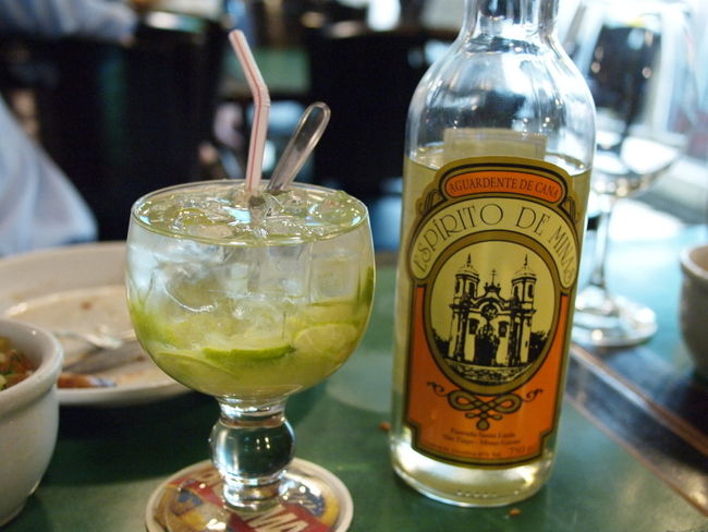 ブラジルのオリジナルなお酒が飲みたいって<br />聞いてみたら、コレを薦めてくれた<br /><br />　・カイピリーニャ<br /><br />カシャッサというスピリッツをベースに<br />ライムジュースとすこしの砂糖で割ったカクテル<br /><br />これがまた絶品だったよ<br />この日のはアルコールをたっぷり<br />入れてくれたのでちょっと強すぎたけど<br />その後あちこちのお店で飲んだカイピリーニャは<br />ほんとに美味しかった♪