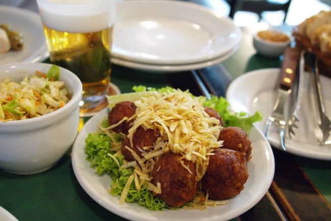 こちらは前菜に頼んでくれた肉だんご<br />ちょっとドライな感じの肉だんごだけど<br />ビールにとってもよくあう。