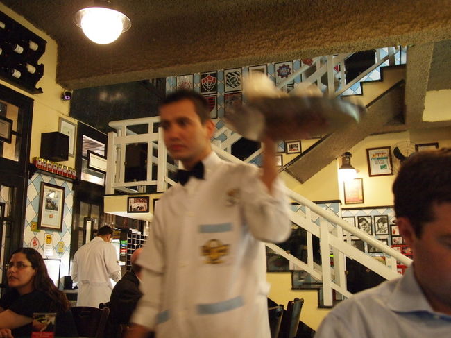 店内にはビールをトレーに乗せて<br />うろうろと歩き回るウェイターさんがいっぱい<br /><br />生ビールを頼んでいるひとの<br />グラスがあいていると勝手におかわりを置いて行く<br />まるでわんこそばのような雰囲気<br /><br />もう飲めない時は、<br />いらない！　とはっきり断らないといけない<br />