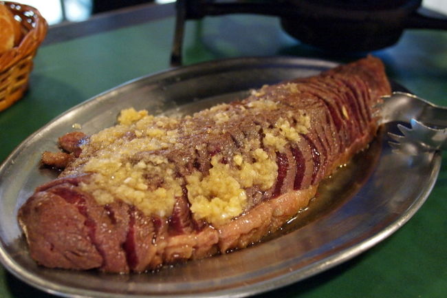 きた〜！<br />待ちに待ったお肉<br /><br />　・Picanha Do Juarez　８４レアル<br /><br />お店の名前が冠されたフィレ肉の塊<br />これ、すごいよね〜<br /><br />塊肉の表面を軽く焼いてある<br />そして、それをスライスした状態ででてくる<br /><br />こういう塊は肉の中のほうにはバイキンいないので<br />このスライスしたものを<br />そのまま生で食べてもよい