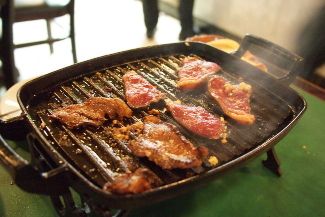 スライスされた肉を<br />この鉄板の上で好きな感じに焼いて食べる<br />まさいはもちろんレアで！<br /><br />いやぁ〜<br />このお肉、たまらなく旨い！<br /><br />もちろん日本のような霜降りではなく<br />完全な赤身肉<br />なのに、ほんとに柔らかくって<br />お肉の味がしっかり味わえる<br /><br />松阪肉とこれとどっちを取るかって聞かれたら<br />まちがいなくこの塊肉だね！