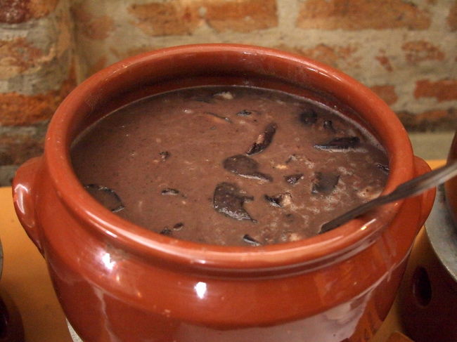 　■フェジョアーダ　Feijoada<br /><br />これもブラジルにいって初めて知ったお料理。<br /><br />WikiPediaによるとブラジルの国民食といわれるほど一般的で<br />代表的なブラジル料理だそう<br /><br />水曜日や土曜日のランチとして食べる習慣らしい。<br />まさいも土曜日のお昼にフェジョアーダをいただきに行く