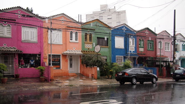 泊っていたホテルの近くからバスに乗る．<br />この日は朝からあいにくの大雨だ<br />GoogleMAPの指示通りのバス停で降りたつもりが<br />ひとつ行き過ぎてた（汗）<br /><br />周りをみると、こんな街並の住宅地だよ<br />なんだか、可愛いお家が並んでる。