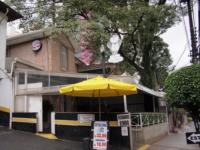 目指すお店はこちら<br /><br />　■Chopperia Genuino<br /><br />閑静な住宅地の中にあるお店<br />入り口のところはテントが張ってある屋外席<br />天気が良いと気持ち良さそうだよ<br /><br />そして、なかにはいると<br />天井がすごく高くってとっても広々としている。