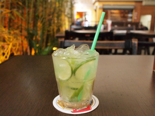 まずはお飲物のオーダー<br />ランチタイムだけれど、<br />やっぱりブラジル名物のこれを飲みながら<br />ゆっくりしたいよね<br /><br />　・Genuine Caipirinha　１７レアル<br />　　　Cachaca, ice, lime, sugar and care<br /><br />カイピリーニャにもいろんな種類があって<br />これはブラジルのお酒Cachacaを使った純正のもの<br />メニューをみていると<br /><br />　・Imported Caipissei<br /><br />っていうのがあって、Cachacaのかわりに<br />日本酒の月桂冠が入ってるらしい。