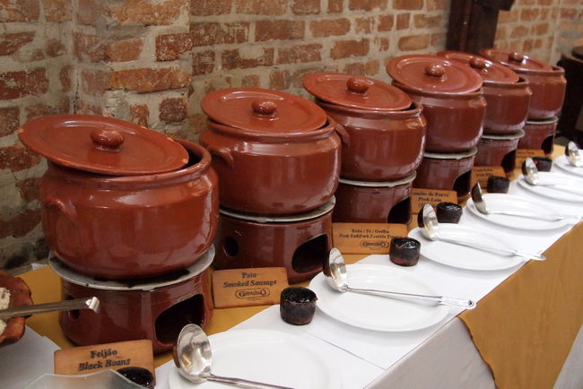 セルフサービスのコーナー<br />フェジョアーダのはいったお鍋が<br />ずらりと並んでるよ♪<br />ちょっと離れてみると<br />壷がずらりと並んでるような風景<br /><br />どんなのがはいってるのかわからないので<br />端からひとつづつ中を覗いてみる<br />壷のなかはトップ写真のような感じ