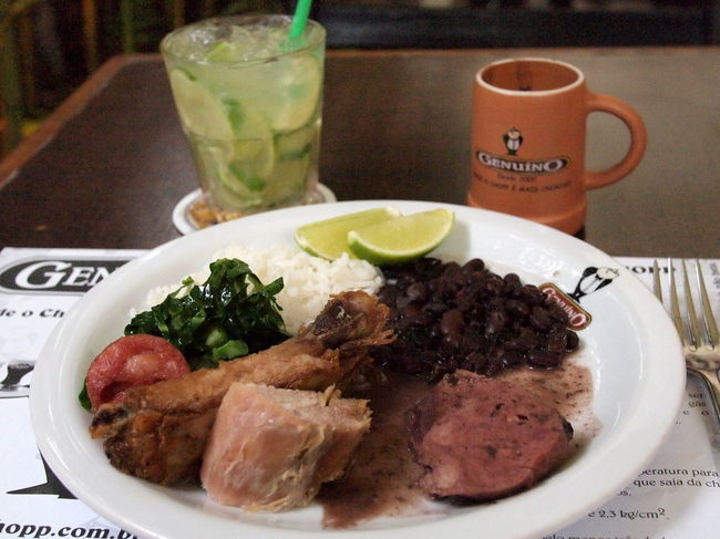 最初のラウンドは<br />こんな感じに盛りつけてみた<br /><br />　・お鍋の手前にあったスペアリブ<br />　・Black Beans<br />　・Smoked Sausage<br /><br />そして、長粒米の白ごはん<br />じゃあ、さっそくいただきま〜す！