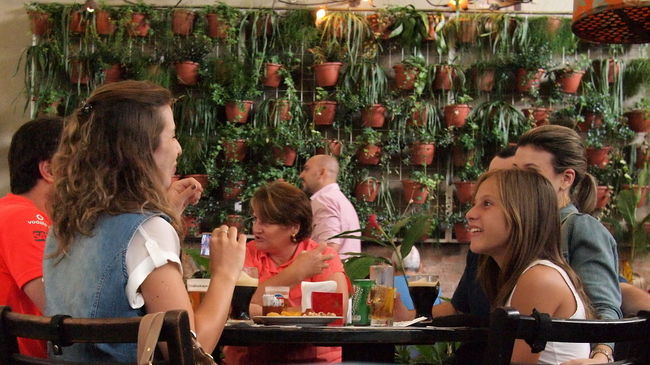 となりのテーブルでは<br />とっても仲良しそうなご家族<br />めっちゃ陽気に盛り上がってるよ<br /><br />この雰囲気<br />ほんとにブラジリアンって感じだよ<br />明るくって素敵♪