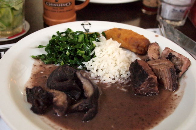 フェジョアーダの第２ラウンド<br /><br />　・豚のしっぽ<br />　・豚足<br />　・牛タン<br /><br />豚ばかりかと思ったら、牛のタンもある<br />でも、鍋の中にはごっちゃにはいってるから<br />選んで取れないのが難点