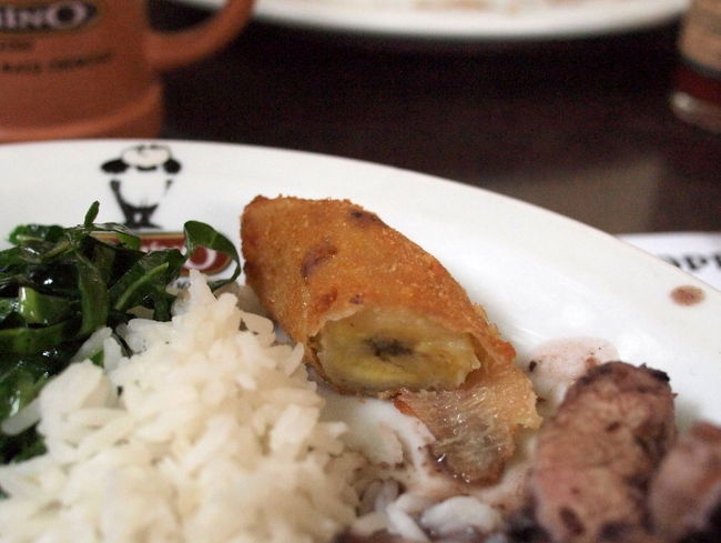 そして、付け野菜のところに<br />ならねたフライものもひとつ持って来た<br />これ、ソーセージのフライかと思ったんだけど<br />カットしてみたら<br /><br />　・バナナのフライ<br /><br />なかなか日本では見かけないメニュー<br />けっこう旨かったよ！