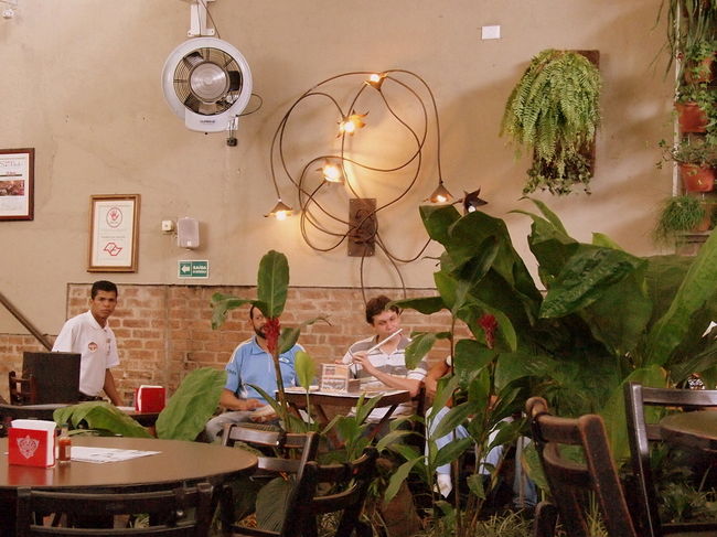 土曜日のジェジョアーダのランチ<br />じつは生演奏付き<br /><br />　・Chorinhoの演奏　８レアル<br /><br />これは、聞きたくなくても<br />自動的に８レアル課金される。<br /><br />とっても軽やかなJAZZっぽい生演奏が<br />１時間近くもつづく<br />こんな素敵な演奏を<br />たった４００円で１時間なんて、ほんと最高！