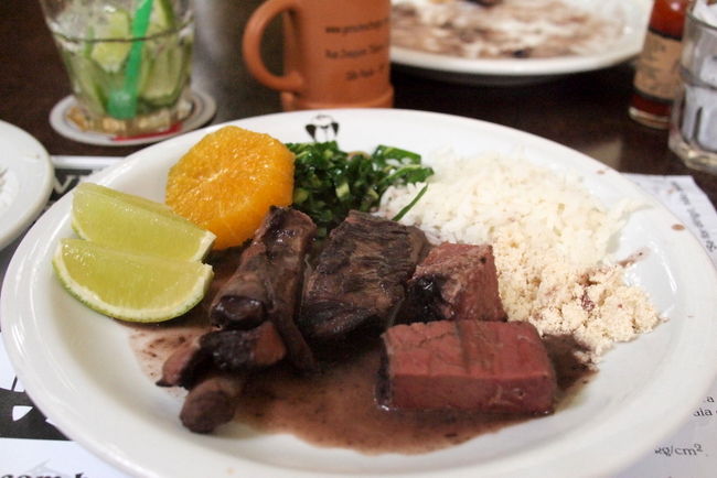 そして、フェジョアーダの<br />３ラウンド目<br /><br />　・豚のロイン<br />　・ポークスペアリブ<br />　・干し肉<br /><br />もう、かなりお腹いっぱいになってるけど<br />やっぱりひととおり最後まで食べたい！