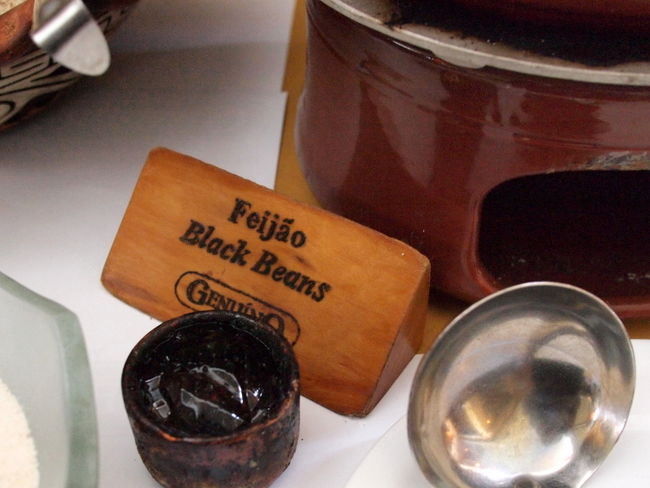 いちばん手前はコレ<br /><br />　・Fejiao Black Beans<br /><br />Black Beansって黒豆のことかどうかわからないけど<br />見た目はよく似た感じ。<br />それを煮込んだフェジョアーダの基本<br />