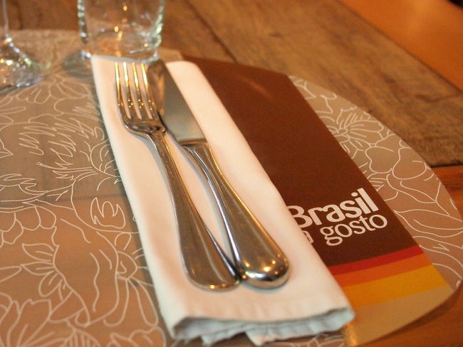 どこの国にも<br />Sophisticateされたお料理はあるものだと<br />ほんとうに感動した一夜だった<br /><br />きょうはお店の素敵な雰囲気と<br />洗練された品々の映像を楽しんでくださいね！