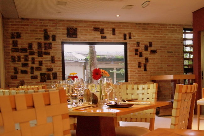 宿泊していたホテルから<br />ゆっくり歩いて３０分くらいのところ。<br />訪問したのは土曜日の夜<br />きのう電話を受けてくれた女性が<br />にこやかに出迎えてくれた<br /><br />ブラジルの夜は遅い<br />７時半に到着したまさいは<br />まだ誰もいない２階の部屋に通された<br /><br />真夏の夕方の日の光が<br />間接的に部屋のなかを照らしていて<br />とってもゆったりした雰囲気<br /><br />素敵にアレンジされたテーブルに<br />ひとりで座るのがとっても残念