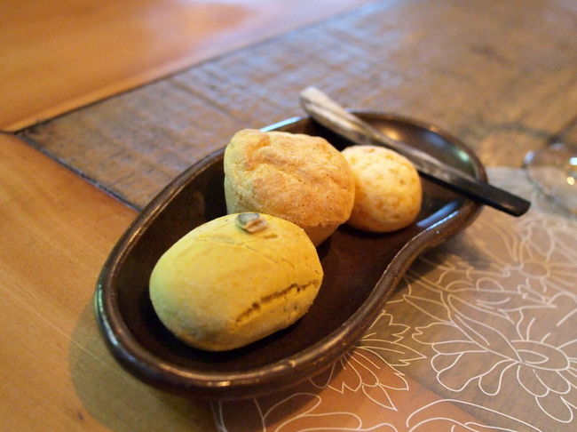 柔らかい夕日が差し込んでいる<br />まだ明るいお部屋で<br />ゆったりといただくワインは格別だね<br /><br />赤いワインをひとくち口に含むと<br />なんだか、カラダ全体が溶けてしまいそうな気分<br /><br />パンは可愛いのが３種類<br />味も香りも食感もぜんぶ違う<br /><br />そして、パンにつけるバターとかも３種類<br />３×３で９種類の味わいを楽しめる♪