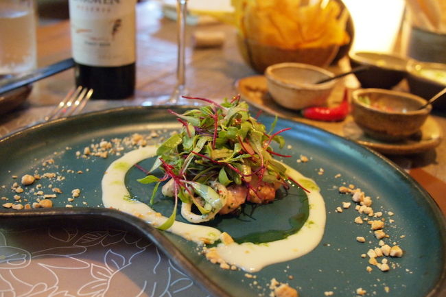 食事を始めて１５分ほど<br />まだ、他のお客さんはだれもこない<br /><br />でも、絶品のお料理を食べ<br />ワインを口にすると<br />もう、完全に自分の世界に浸りきってる<br /><br />つぎに供されたのは海鮮サラダ<br />この日の最高のお料理だったかも<br /><br />見た目、ボリュームなさそうだけれど<br />この小山に海老、イカ、タコ、ホタテなど<br />いろんな海鮮がマリネされていて<br />そして、若干ピリ辛の<br />絶妙のバランスのドレッシング<br /><br />そしてなによりもビジュアルが美しい！<br />ほんと食事は五感で味わうものだよね♪