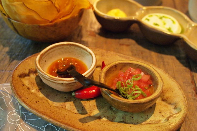 日が沈んで外が暗くなってきたころ<br />ようやくお客さんがちらほらとやってきた<br />ブラジルの夜はいまから始まるよ<br /><br />お料理につけるソースが２種類<br />左側のは激辛なので<br />注意してくださいねとウィンクされる<br />