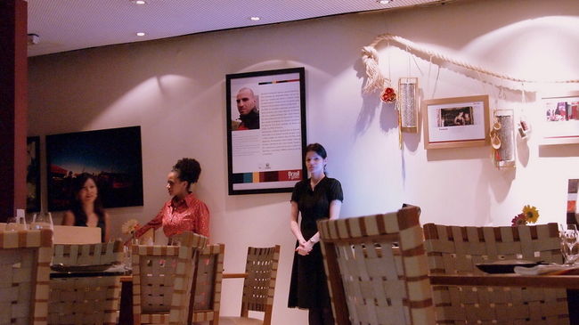 お店のそとは暗黒の世界になり<br />お店のなかはだんだんと<br />大人の世界の空気がただよってくる。<br /><br />サービスの女性も<br />振る舞いがとても落ち着いていて優雅<br />それを眺めていると<br />自分まで優雅になった気分になる