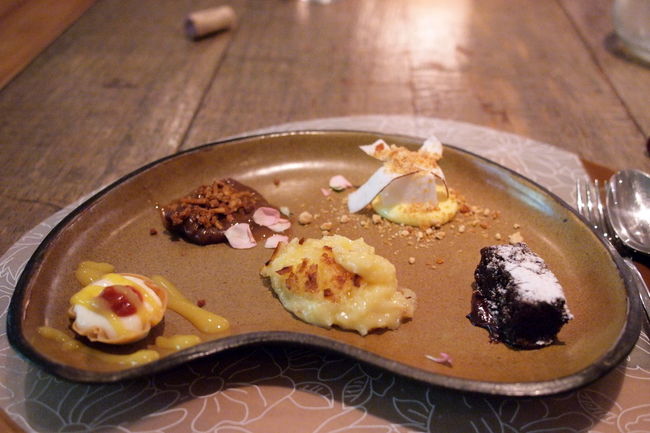 ゆっくり楽しんでいた<br />赤ワインもなくなって<br />デザートタイムがやってきた<br /><br />　・温かいチョコレートケーキ<br />　・バナナコンポート　タマリンドソース<br />　・Cocada（オーブンしたココナッツスイーツ）<br />　　　ベネズエラのスィーツらしい<br />　・Romeu　（？）<br />　・タルト<br />　　　白いチーズのグレービーとパッションフルーツソース<br /><br />それぞれ違った味わいの<br />また、違う地方や国のスイーツ<br />とっても美味しい。<br />最後に手書きのメニューもらったけど<br />文字がよく読めないので上のリストは誤りあるかも