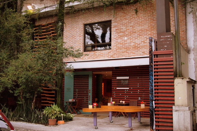 食事を終えたのは夜の10時前<br />来店時はホテルからのんびりと歩いて来たけれど<br />サンパウロの夜は危険だと聞いているので<br />帰りはタクシーを呼んでもらう<br /><br />きょうのお料理は<br />コースとワイン、チップをあわせて<br />およそ２５０レアル<br />この時のレートで12000円くらい<br /><br />サンパウロでまたひとつ<br />素敵な想い出ができた夜だった<br /><br /><br />■ブラジルの話　ぜんぶ<br />http://510510.blog60.fc2.com/blog-category-41.html<br /><br />■地図：https://goo.gl/maps/AZ6kD<br />──────────<br />【訪問日】　2013年1月　<br />【店名】　Brasil a gosto<br />【ジャンル】　ブラジル料理　<br />【住所】 Rue Prof. Azevedo do Amaral, 70 Sao Paulo, Brazil<br />【最寄駅】<br />【キーワード】　ブラジル　Brazil Brasil<br />──────────<br />