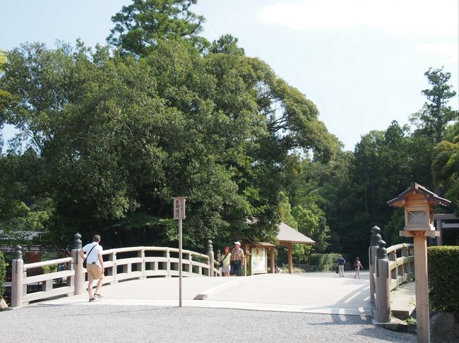 『伊勢神宮　下宮』　参拝<br /><br />式年遷宮を終えてから、やっと参拝することが出来ました＾＾<br />それではまず外宮から参拝します☆<br /><br /><br />【表参道火除橋】下宮の橋は左側通行で渡ります