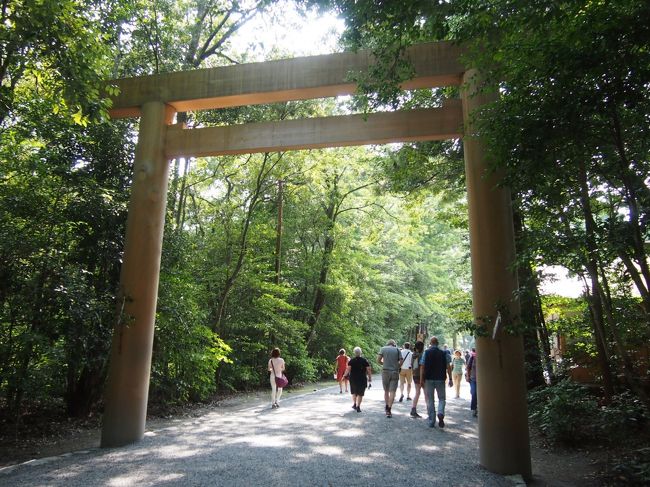 【二の鳥居】外人さんのツアーの方たちが先にいました