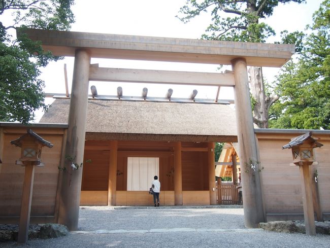 【 豊受大御神 （とようけのおおみかみ）［外宮］】<br /> 雄略天皇22年、天照大御神のお告げにより、丹波国からお迎えした<br />豊受大御神（衣食住・産業の守り神）をお祀りしてあるそうです