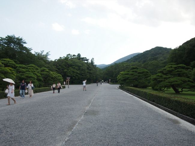 長い神苑を歩くと<br />