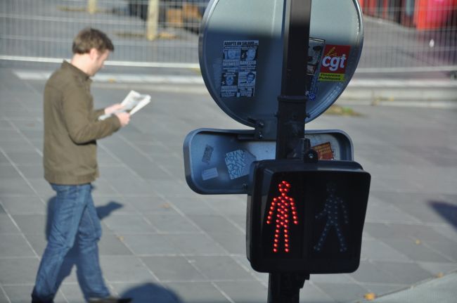 パリの歩行者信号。<br />本日、朝になって、ルーブル美術館、スタッフミーティングで、開館時間未定との事。<br />行ってみないとナントも言えないとの事。<br />添乗員さんも困惑。<br />働きなさい、フランス人。