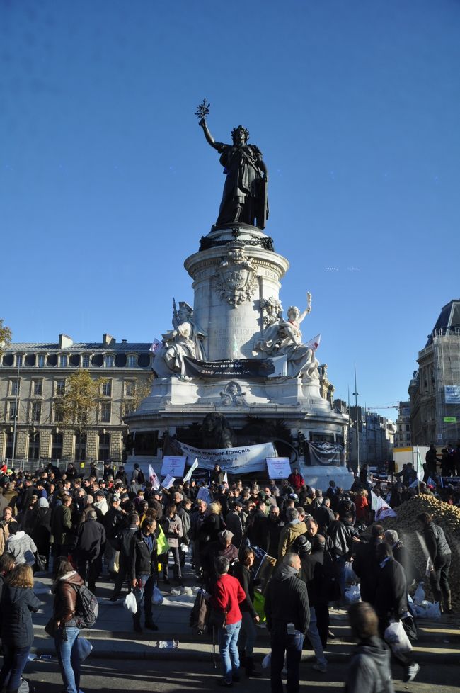パリの渋滞はひどい。特に朝は。<br />