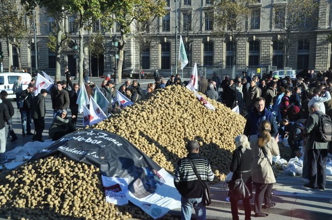 挙句の果てに、農業デモしていた。<br />じゃがいも、もらっている人いた。<br />