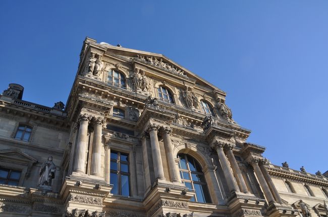 ★表紙のモナリザの感想<br /><br />まあ、縁起ものだから。<br />モナリザの前で、他のガイドがスリ注意と叫んでいた。<br />人混みがすごい。ラグビーのモール状態。<br />中国人より日本人のおばちゃんが、モールの中にラッシュしてきた。<br />もちろん、関西の人。