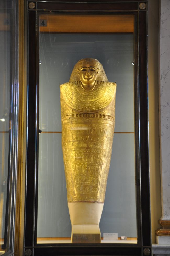 エジフトコーナーがあった。<br />エジプトからいろいろ持ってきたな。たぶん。<br /><br />スリを回避出来て、無事、ルーブル終了。<br />