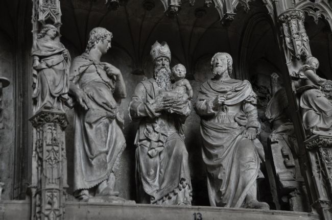 大聖堂作るのお金かかるは。細かい彫刻も見事。