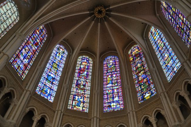 圧巻のステンドグラス