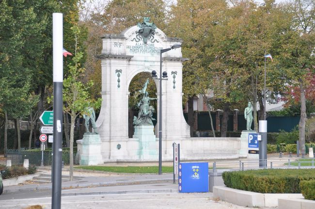 １時間ぐらい観光後、専用バス乗り場までの広場。<br /><br />このあと、ついに、モンサンミッシェルに移動。<br /><br />３００ｋｍ　約５時間。　東京-豊橋　まで移動みたいなのも。